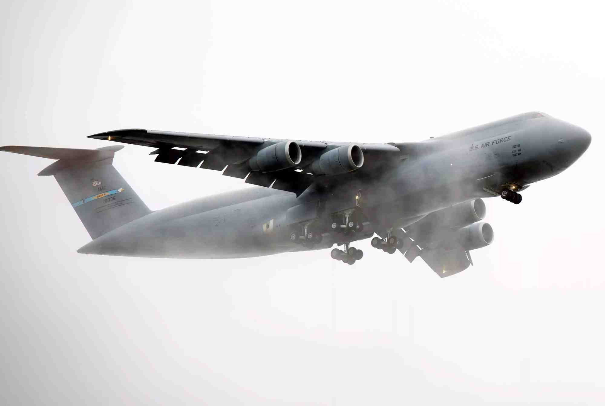 Décollage d'un C-5M Super Galaxy depuis la base aérienne de Dover.