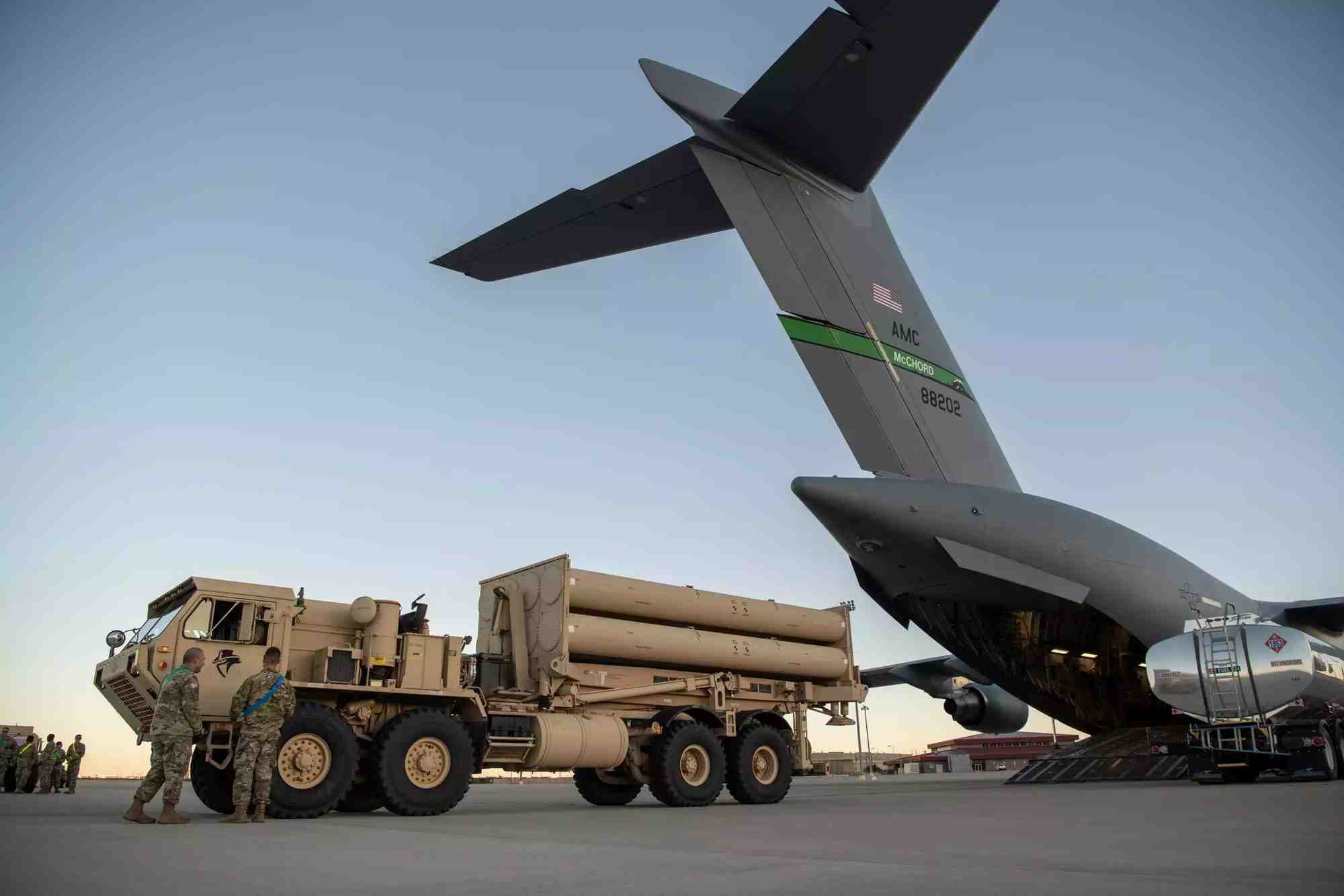 Chargement d'un lanceur de THAAD dans un C-17A Globemaster III (2019).
