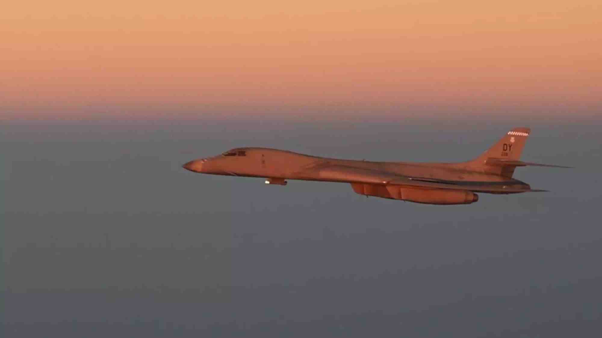 B-1B Lancer sur le Moyen-Orient (novembre 2023). Le pod de désignation laser Sniper RX est facilement visible.