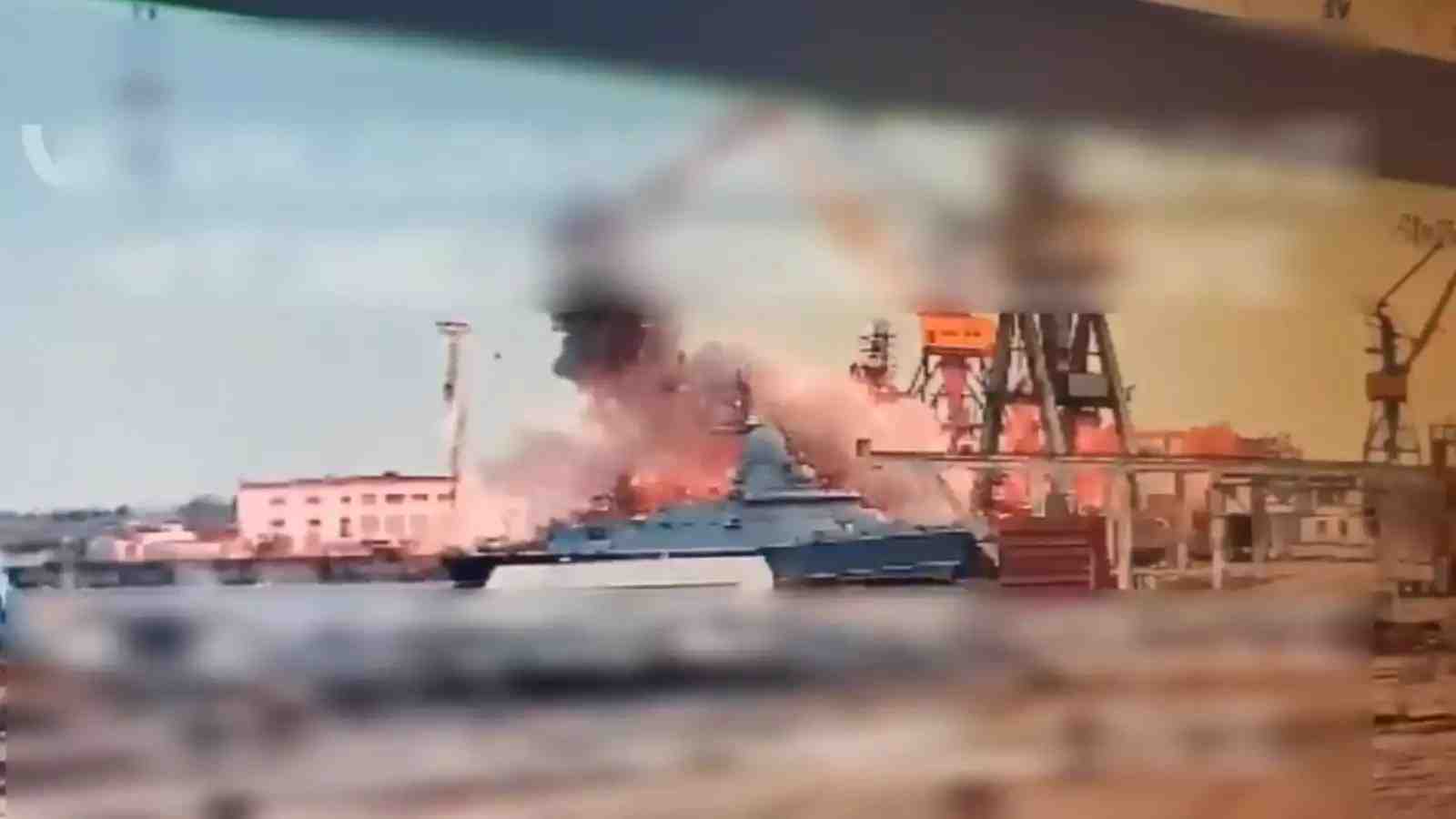 Corvette lance-missiles russe Askold (classe Karakurt) peu de temps après une frappe de missile à Kertch.