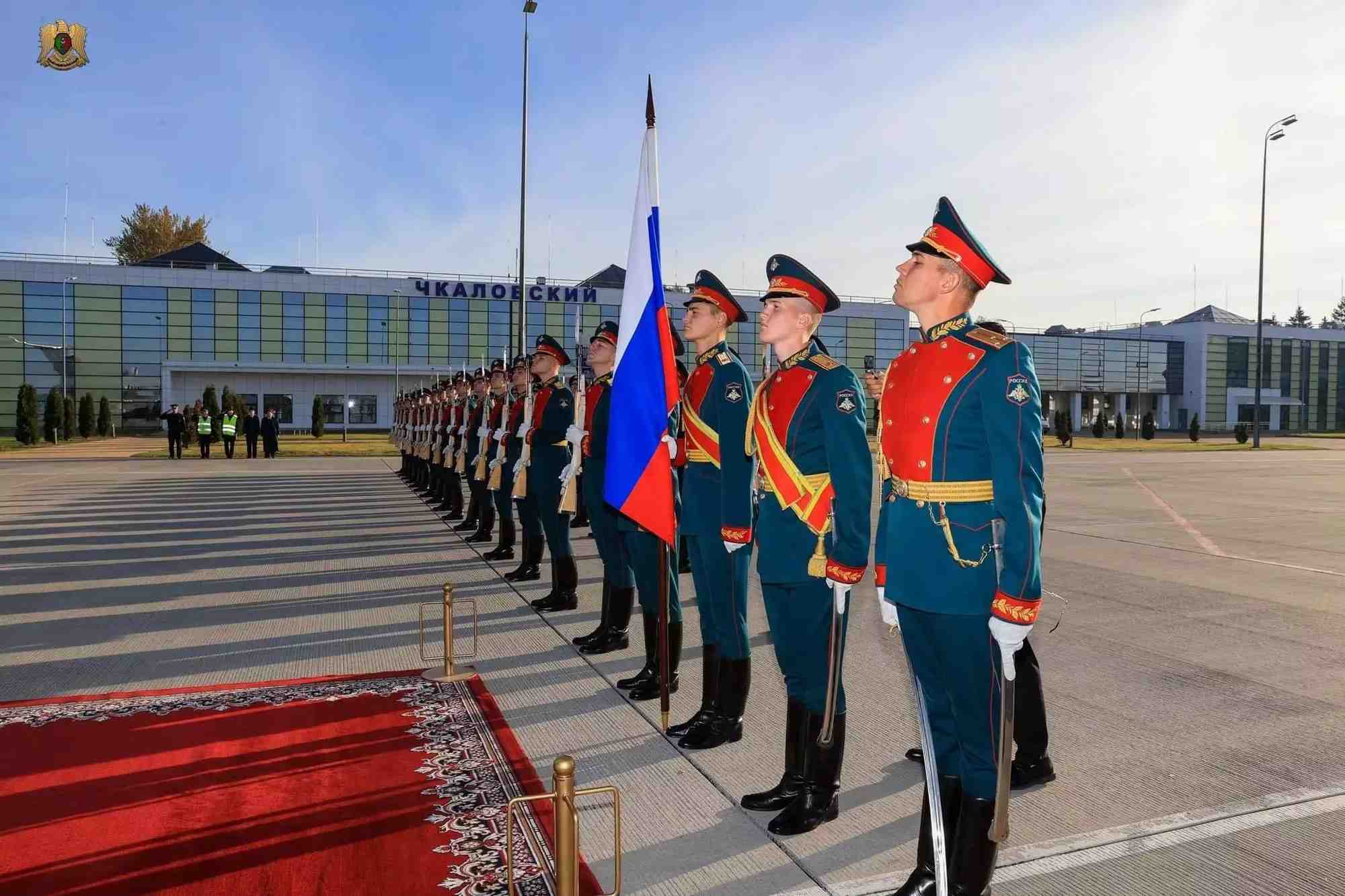 Le commandant de l'armée libyenne Khalifa Haftar arrive à Moscou pour une visite officielle. Le vice-ministre russe de la Défense, Yunus-bek Yevkurov, était présent à son arrivée.