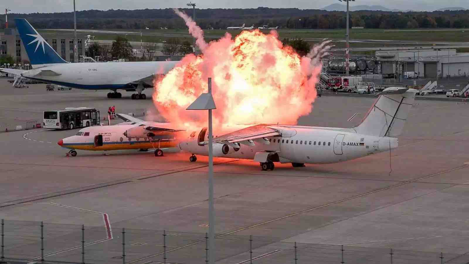 Explosion après l'accident d'avion à l'aéroport de Cologne/Bonn.