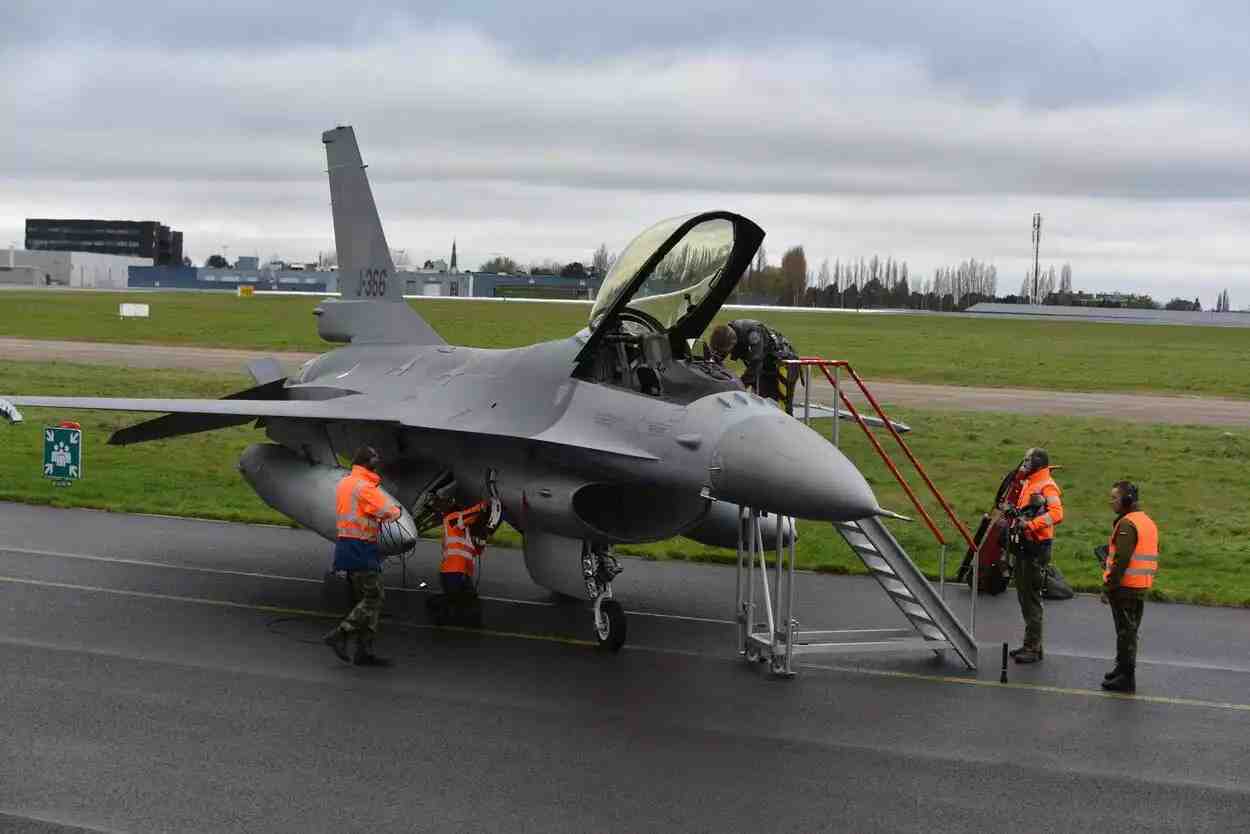 Ancien F-16A Block 20 MLU hollandais sur le tarmac de Sabena Engineering (Charleroi) avant son transfert en Roumanie.