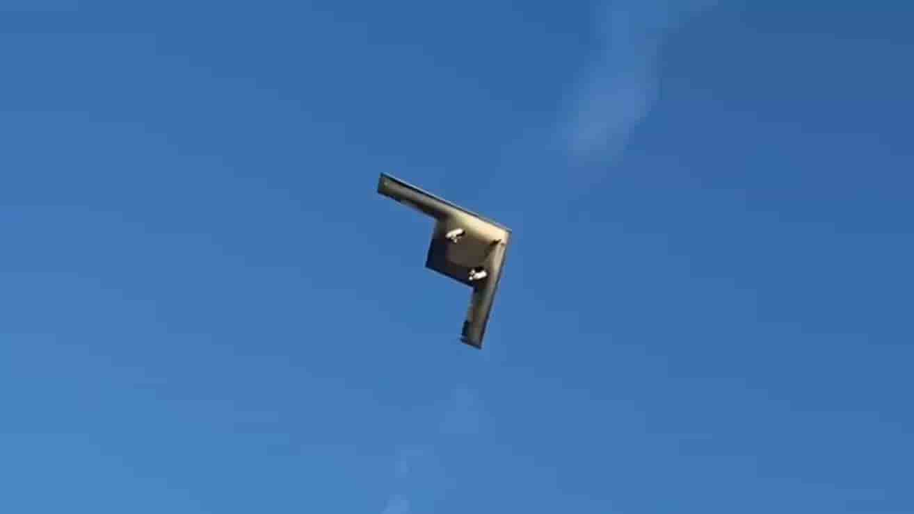 Bombardier stratégique B-21 Raider durant son tout premier vol (10 novembre 2023).
