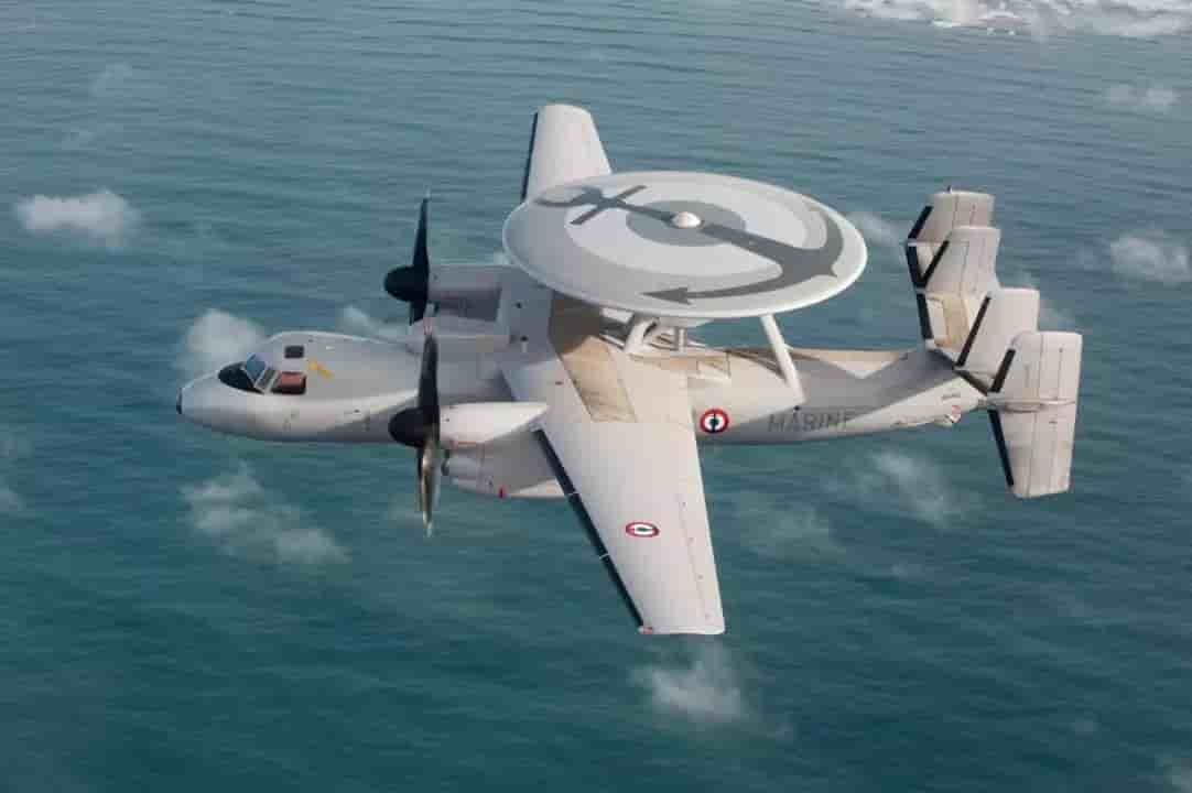 E-2C Hawkeye de l'Aéronautique navale.