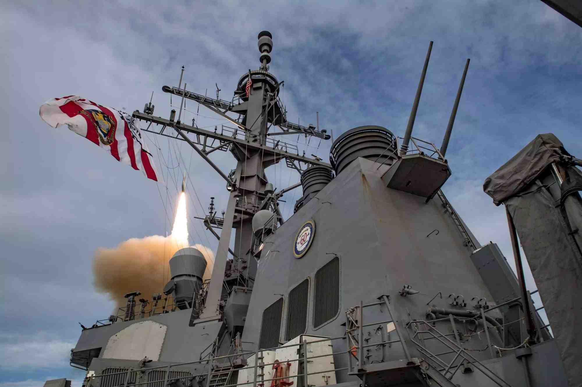 Tir d'un missile mer-air SM-2 depuis le destroyer USS Carney (DDG-64).