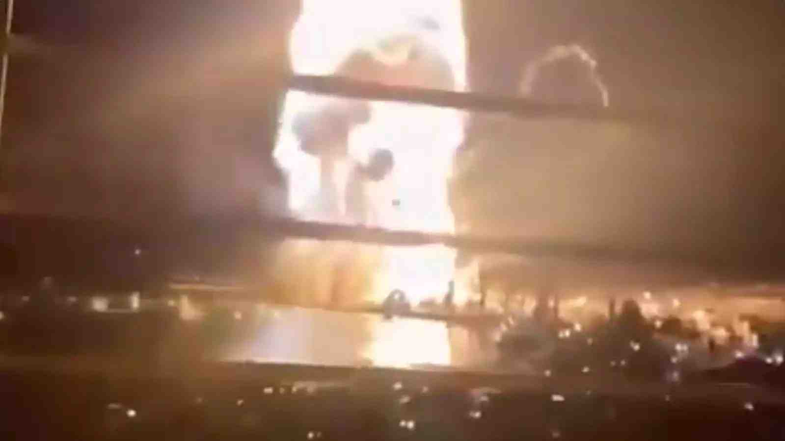 Explosion massive sur le port de Feodosia (Crimée) après l'attaque d'un navire russe.