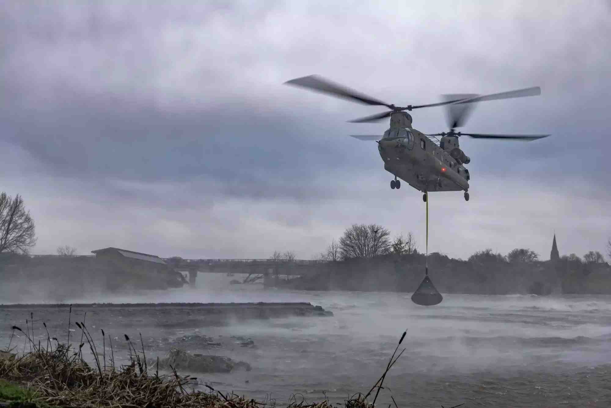 CH-47F Chinook hollandais lors des opérations de réparation d'un barrage sur la Meuse à Maastricht (6 janvier 2024).