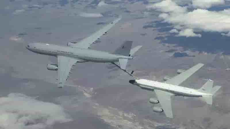 Essais de ravitaillement en vol d'un RC-135V/W Rivet Joint américain par un KC-30A MRTT australien.