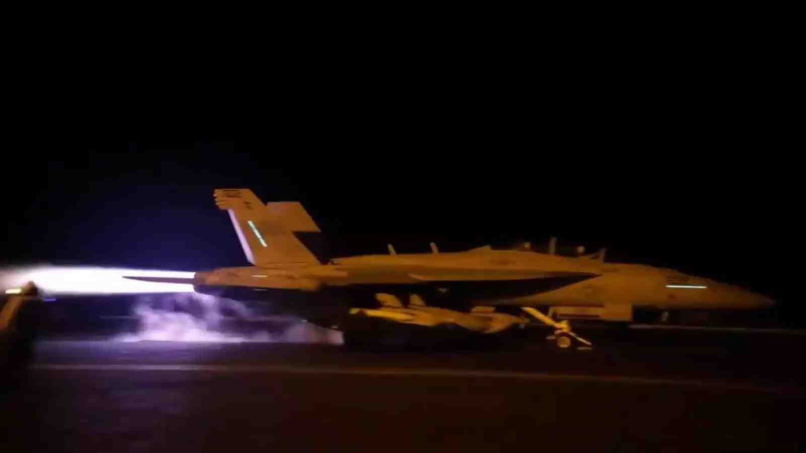 Catapultage d'un EA-18G Growler depuis l'USS Dwight D. Eisenhower lors des frappes sur le Yémen (11-12 janvier 2024).