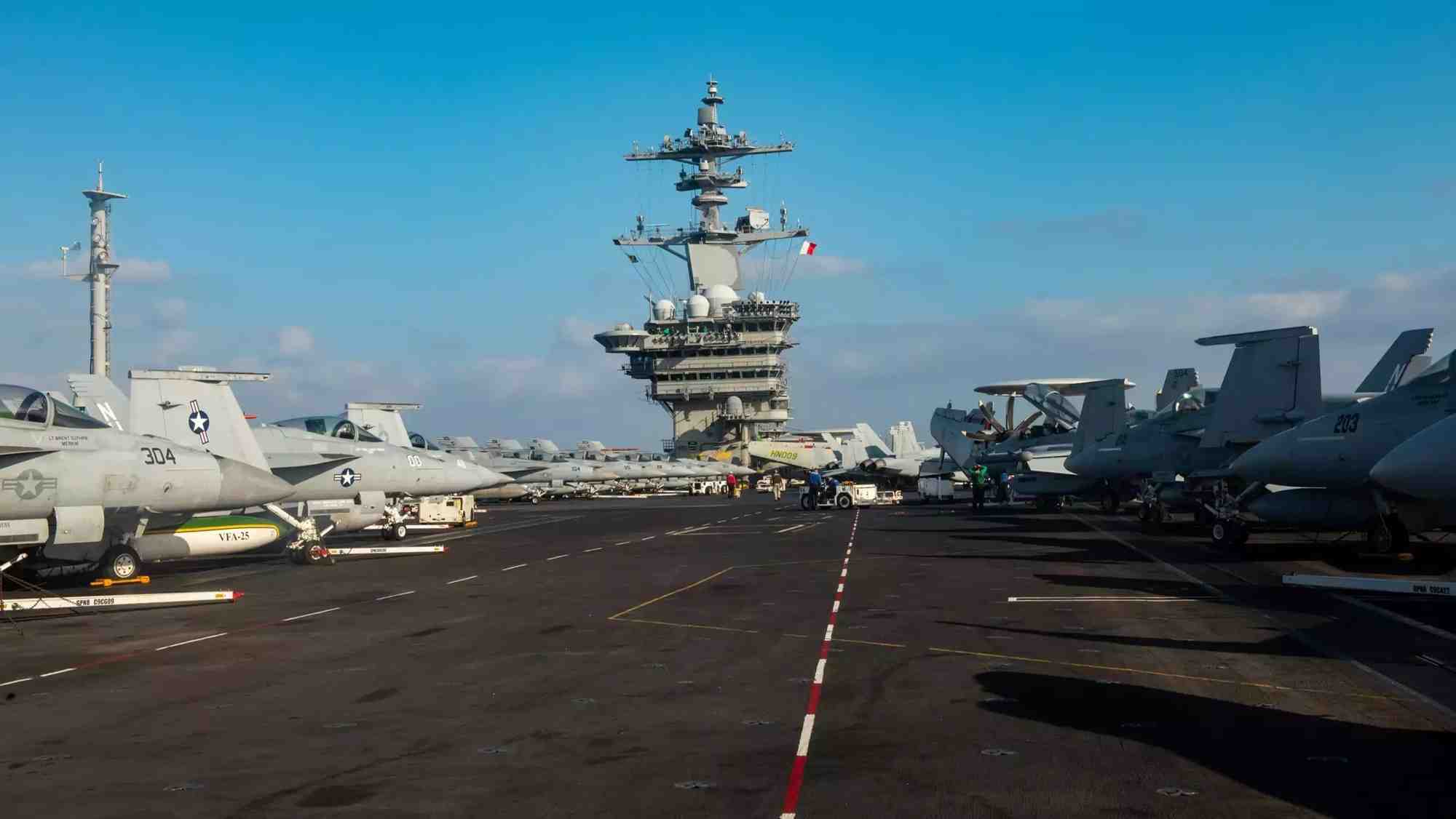 Porte-avions USS Theodore Roosevelt (CVN-71, classe Nimitz) durant un entrainement de transit d'un détroit en vue de son déploiement de 2024 (23 septembre 2023).