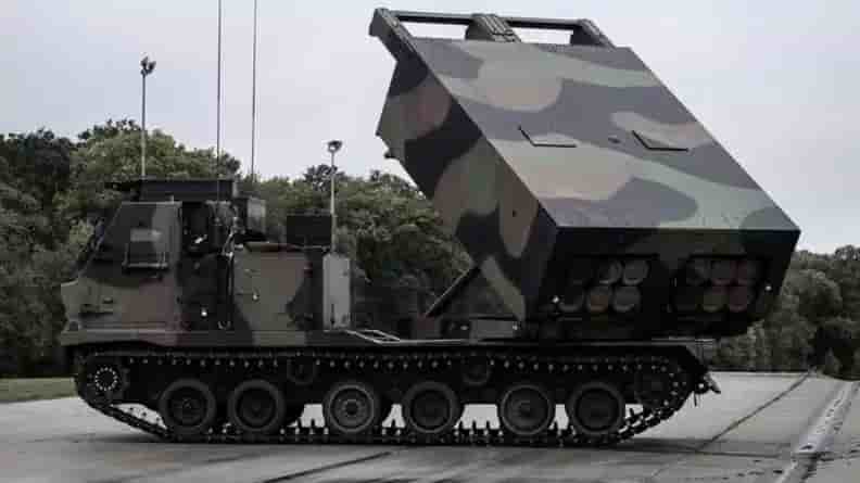 Lance-roquettes unitaire (LRU) M270 de l'Armée de Terre française en position de tir.