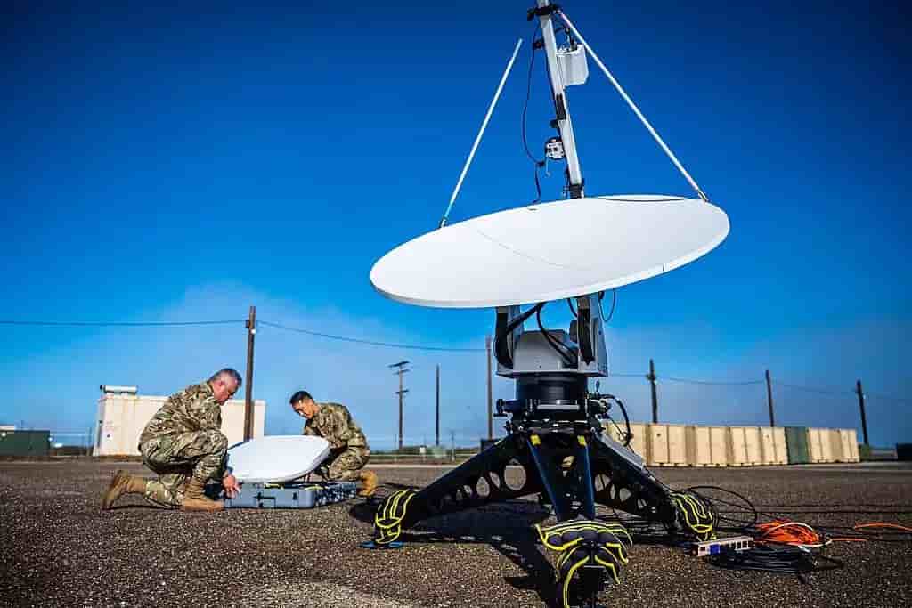 Deux militaires américains testent le dispositif de guerre électronique "Honey Badger" lors de l'exercice BLACK SKIES 22.