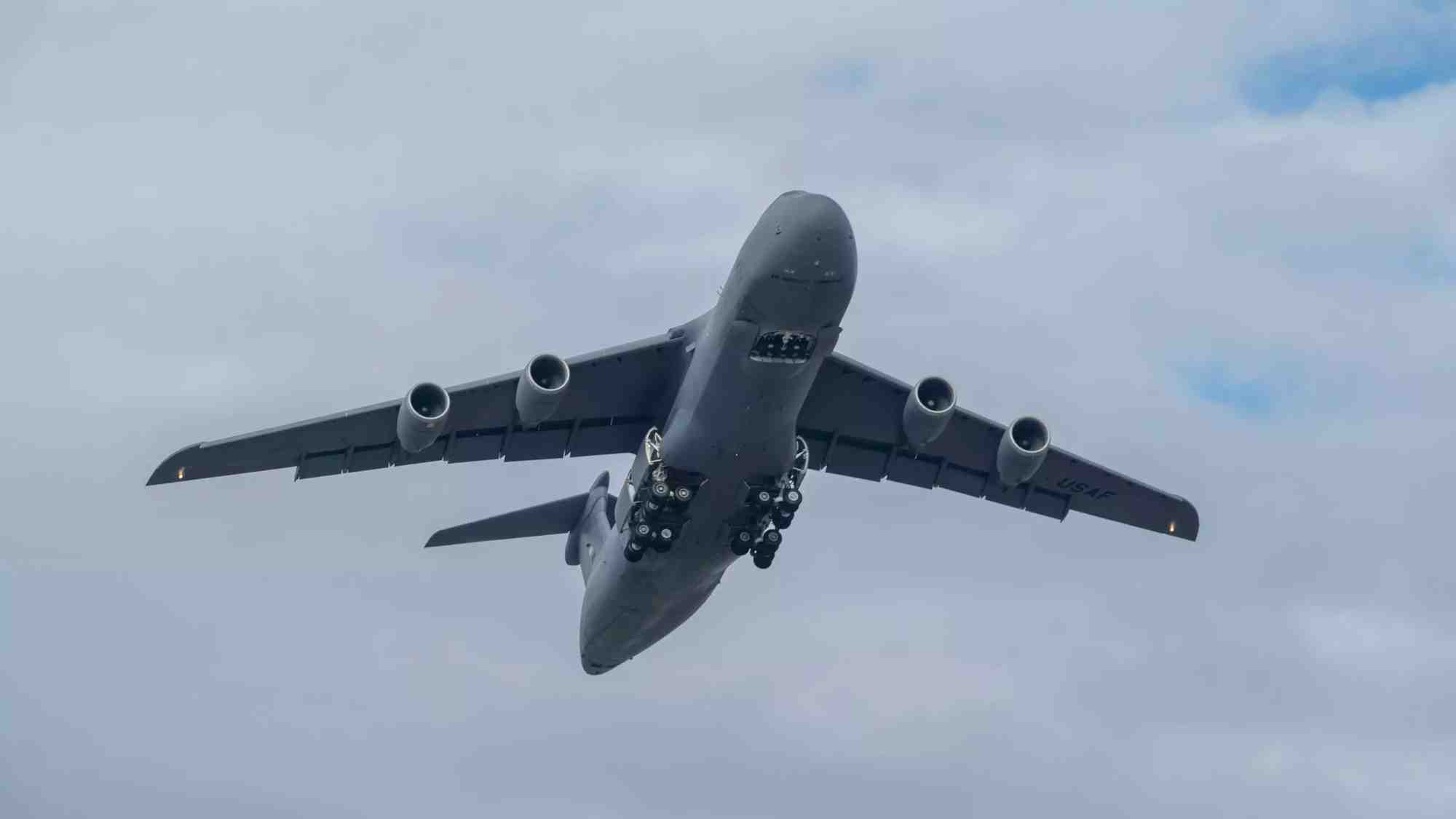 Décollage d'un C-5M Super Galaxy depuis la base aérienne de Dover (Del, États-Unis) (25 janvier 2024).