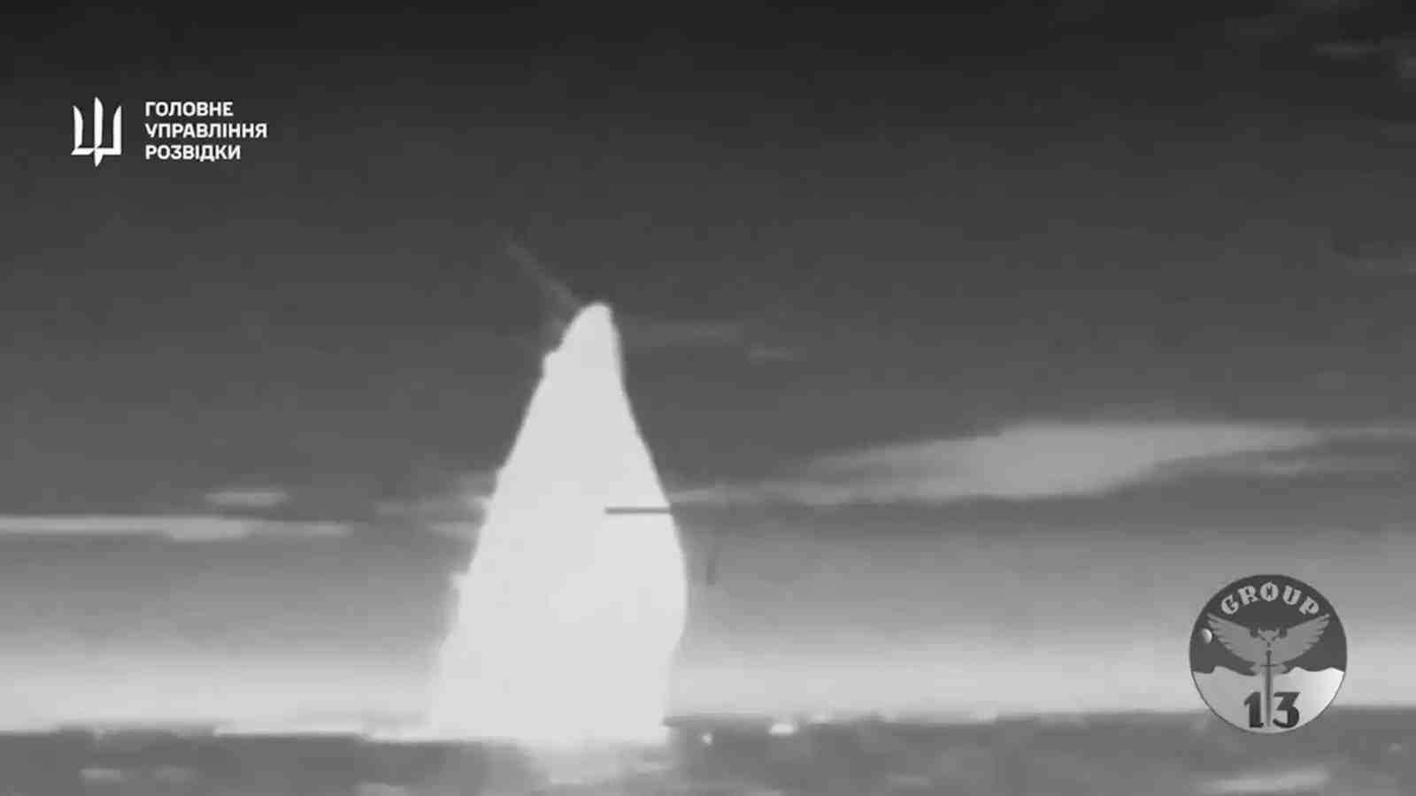 Proue d'une corvette lance-missiles Tarantul III russe en train de sombrer après avoir été attaquée par des USV ukrainiens.