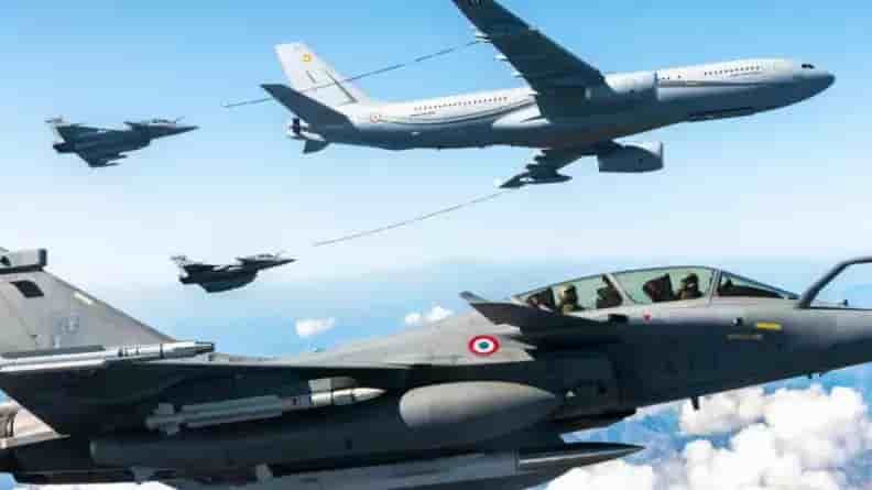 Forces Aériennes Stratégiques (FAS) en vol : Rafale B équipé d'un missile ASMP (premier plan) et ravitailleur A330 Phénix_AAE