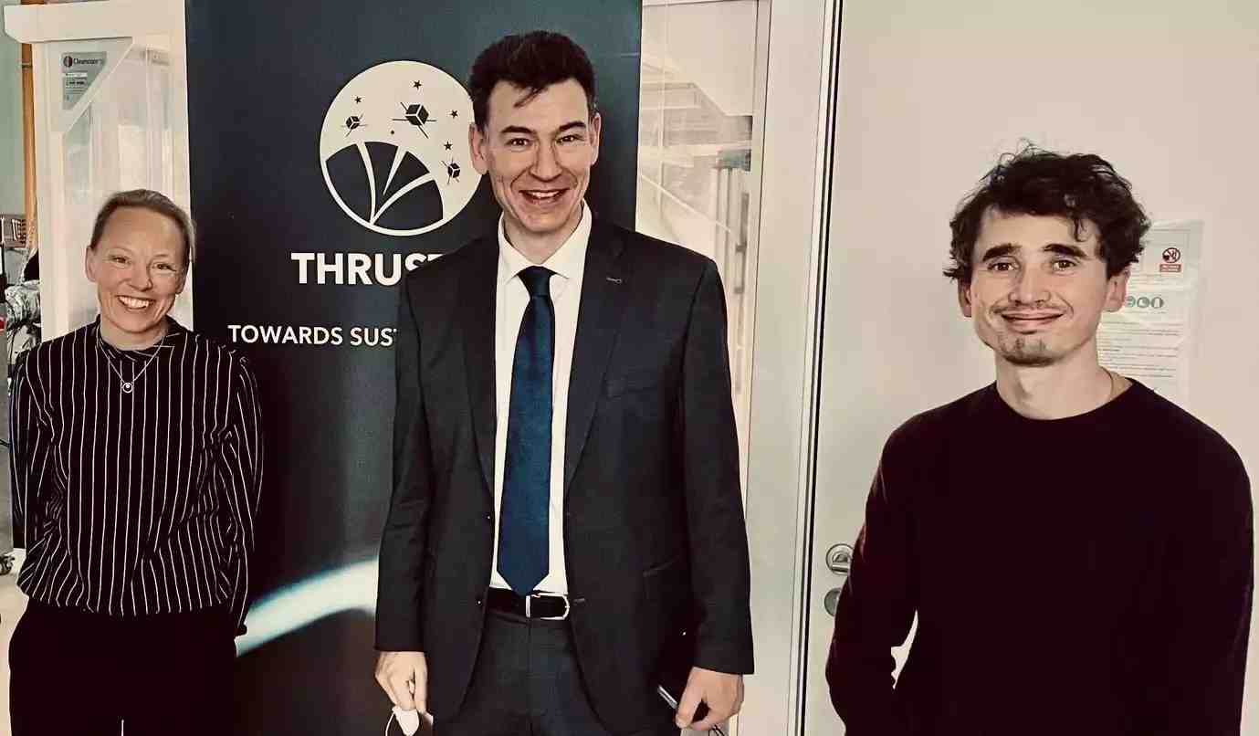 Philippe Baptiste, président du Cnes, avec Ane Aanesland et Dmytro Rafalskyi, fondateurs de ThrustMe.