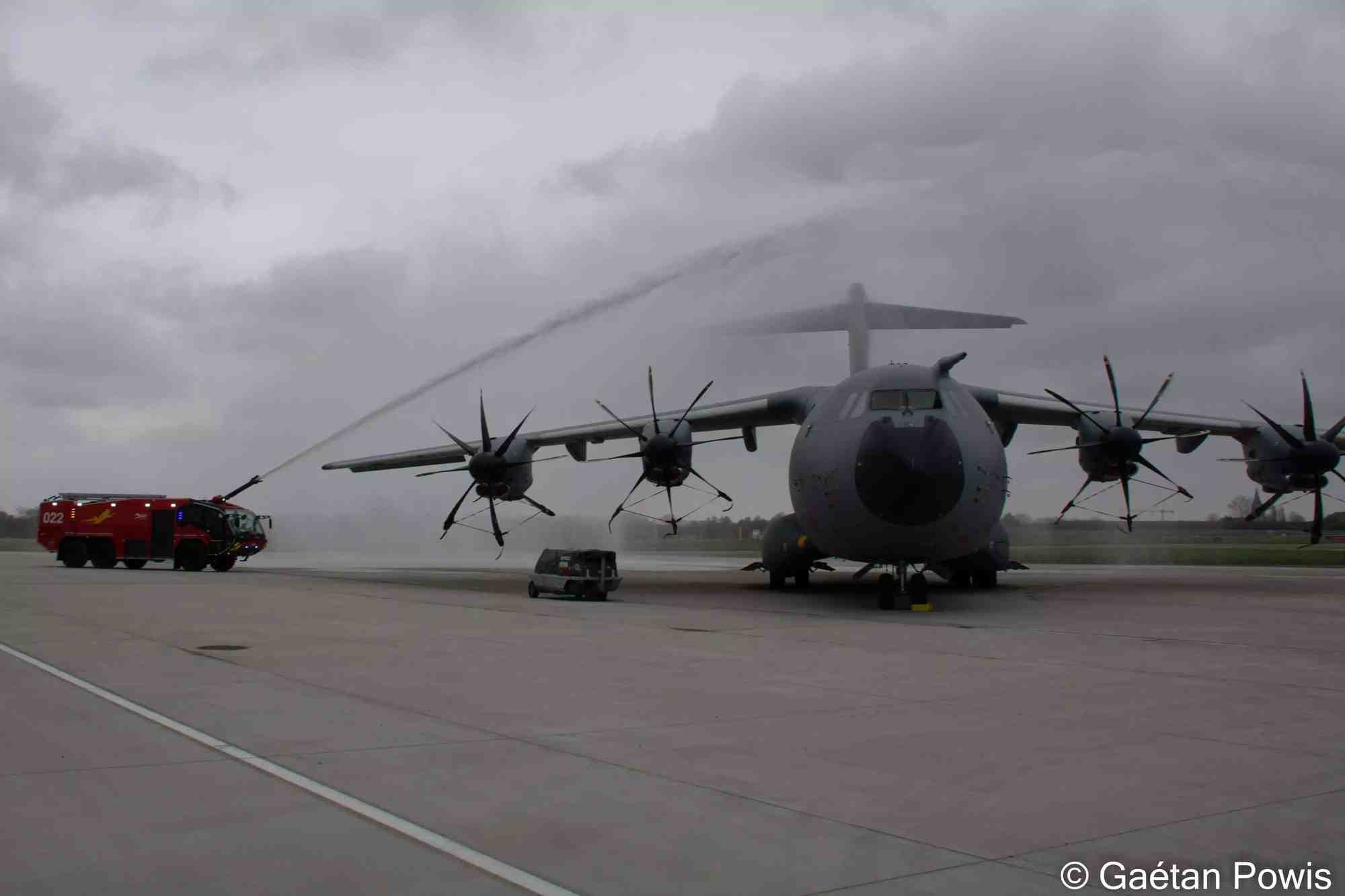 Static water salute pour la réception du huitième et dernier A400M de la base aérienne de Melsbroek.