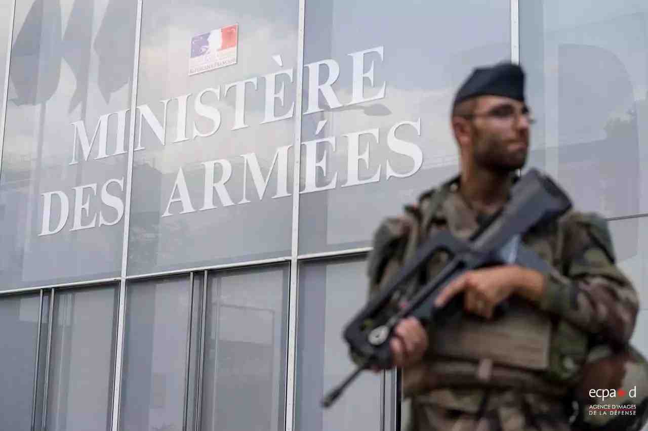 Mission sentinelle devant l'entrée principale de Balard, juillet 2018.