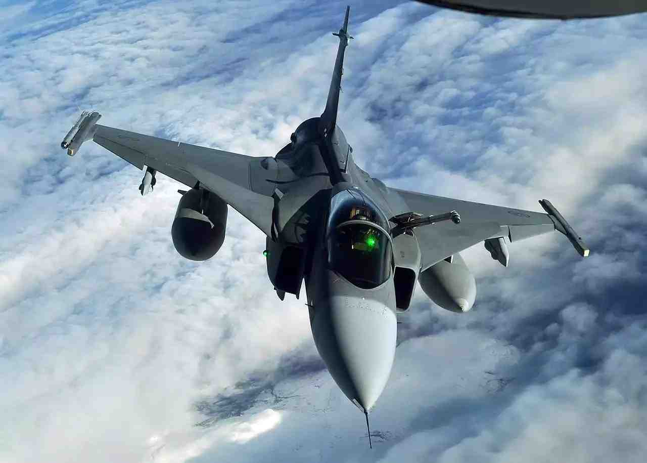 Un Gripen en vol au-dessus de la Norvège lors de l'exercice Arctic Challenge, en 2013.