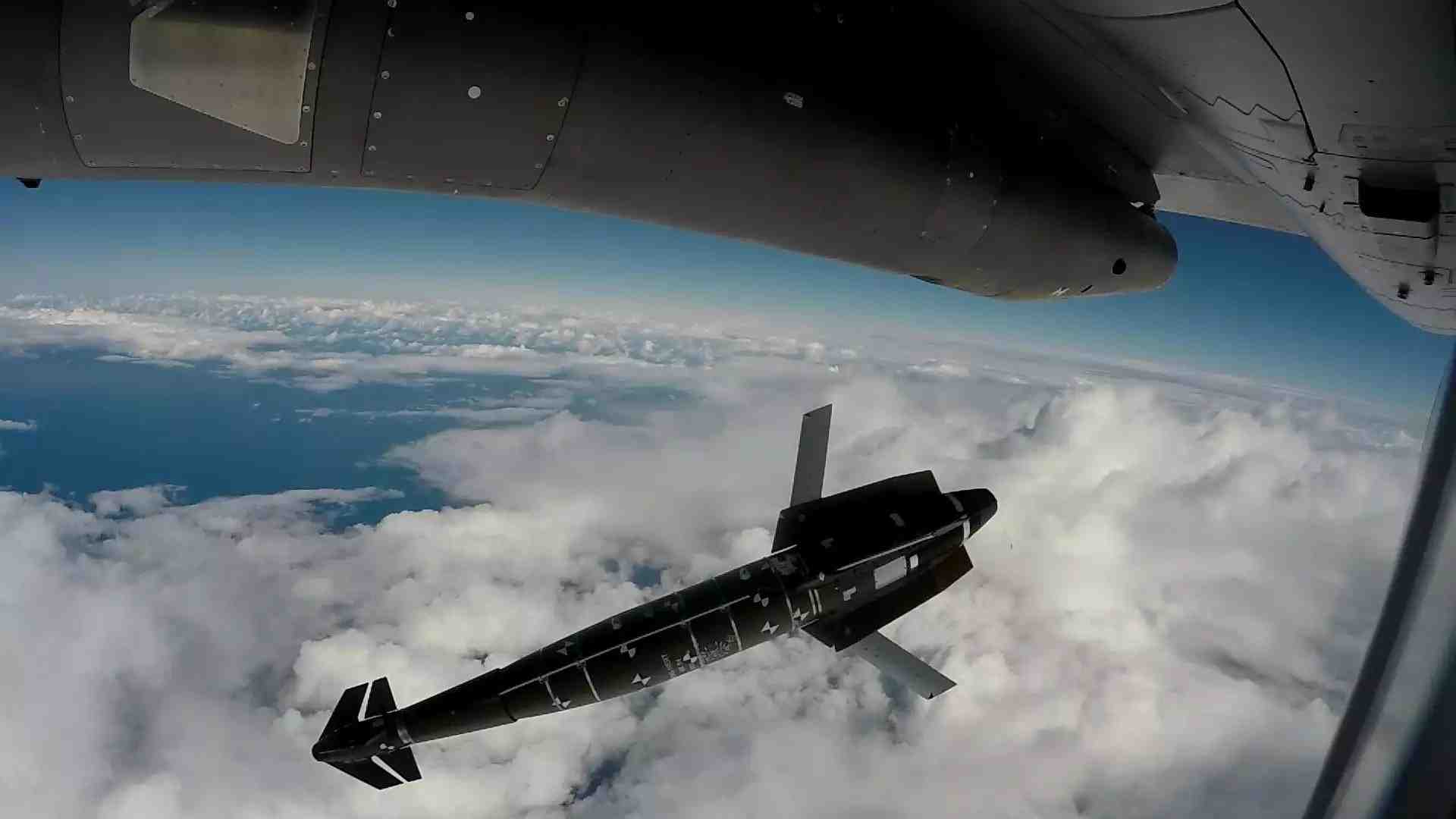 Première séparation d'une bombe air-sol guidée et propulsée AASM 1000 depuis un Rafale.