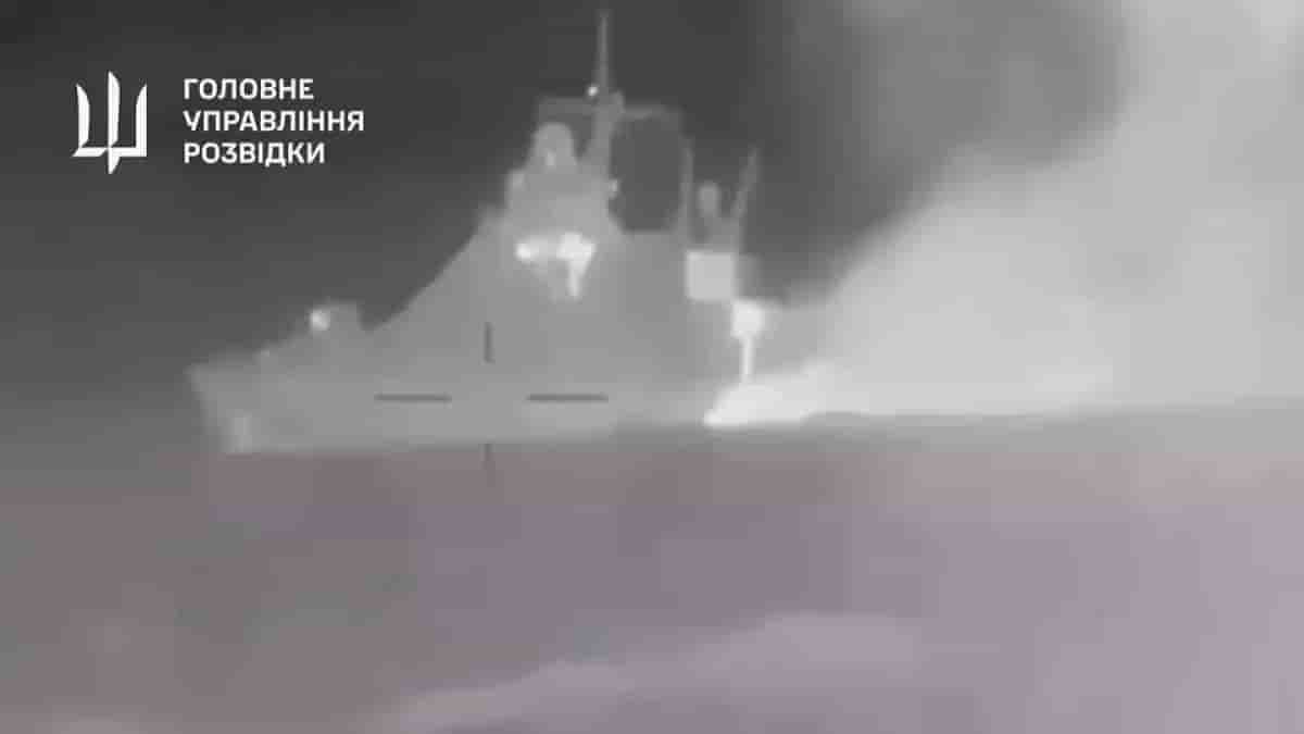 Patrouilleur de la classe Vasily Bykov en train d'être attaqué par des USV Magura V5 ukrainiens.