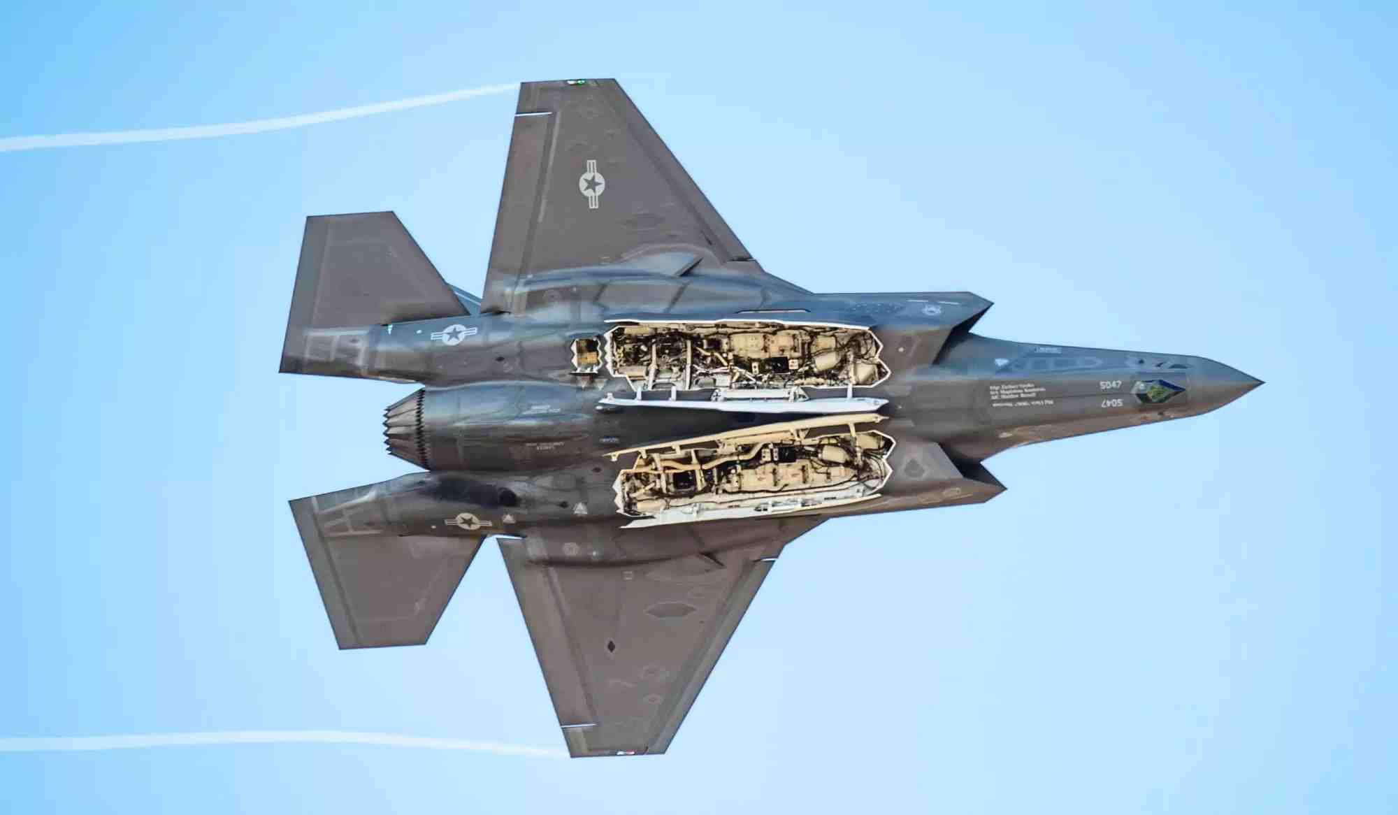 Vol-test d'un F-35 déployant sa baie d'armes, lors du survol d'une base militaire en Arizona.