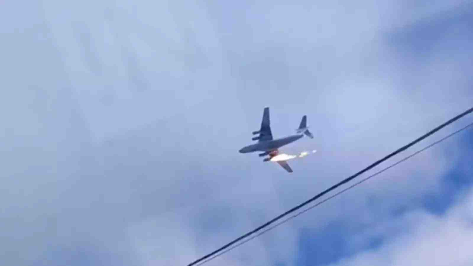 Avion de transport stratégique Il-76 Candid russe souffrant d'un incendie moteur peu de temps avant son crash (12 mars 2023).