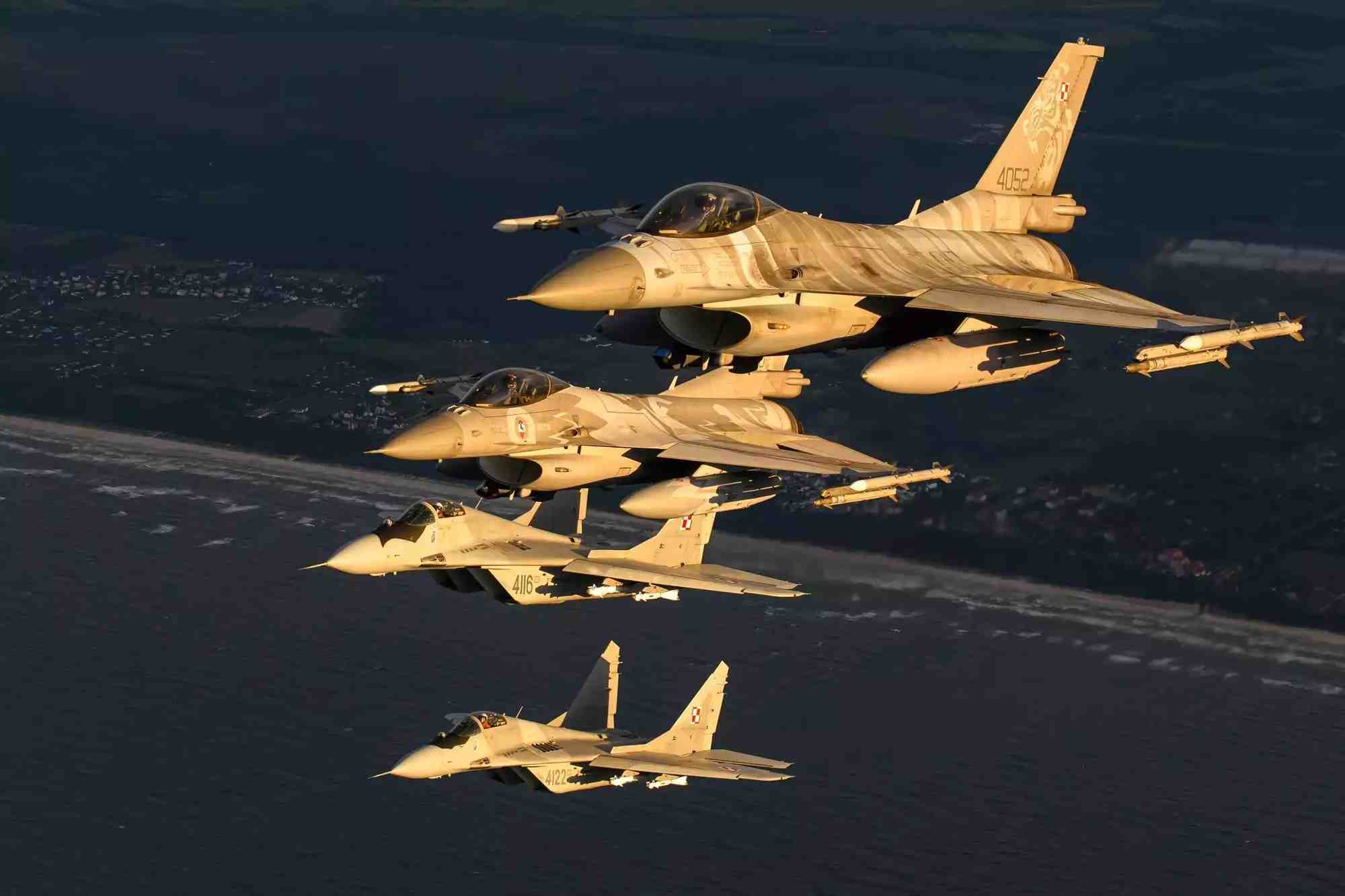 Coucher de soleil sur deux F-16C (2 AMRAAM et 2 Sidewinder) et deux MiG-29 (quatre R-60) polonais.