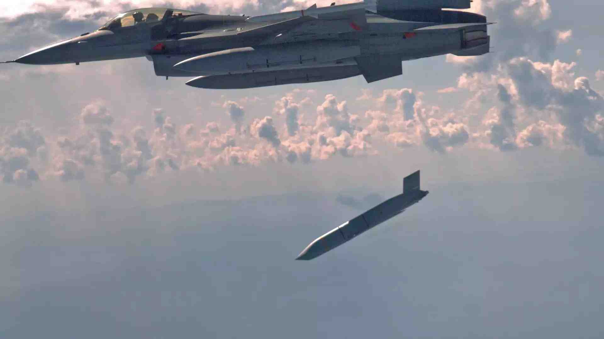 Tout premier tir d'essai d'un JASSM-ER depuis un F-16 américain au-dessus du golfe du Mexique (19 sept. 2018).