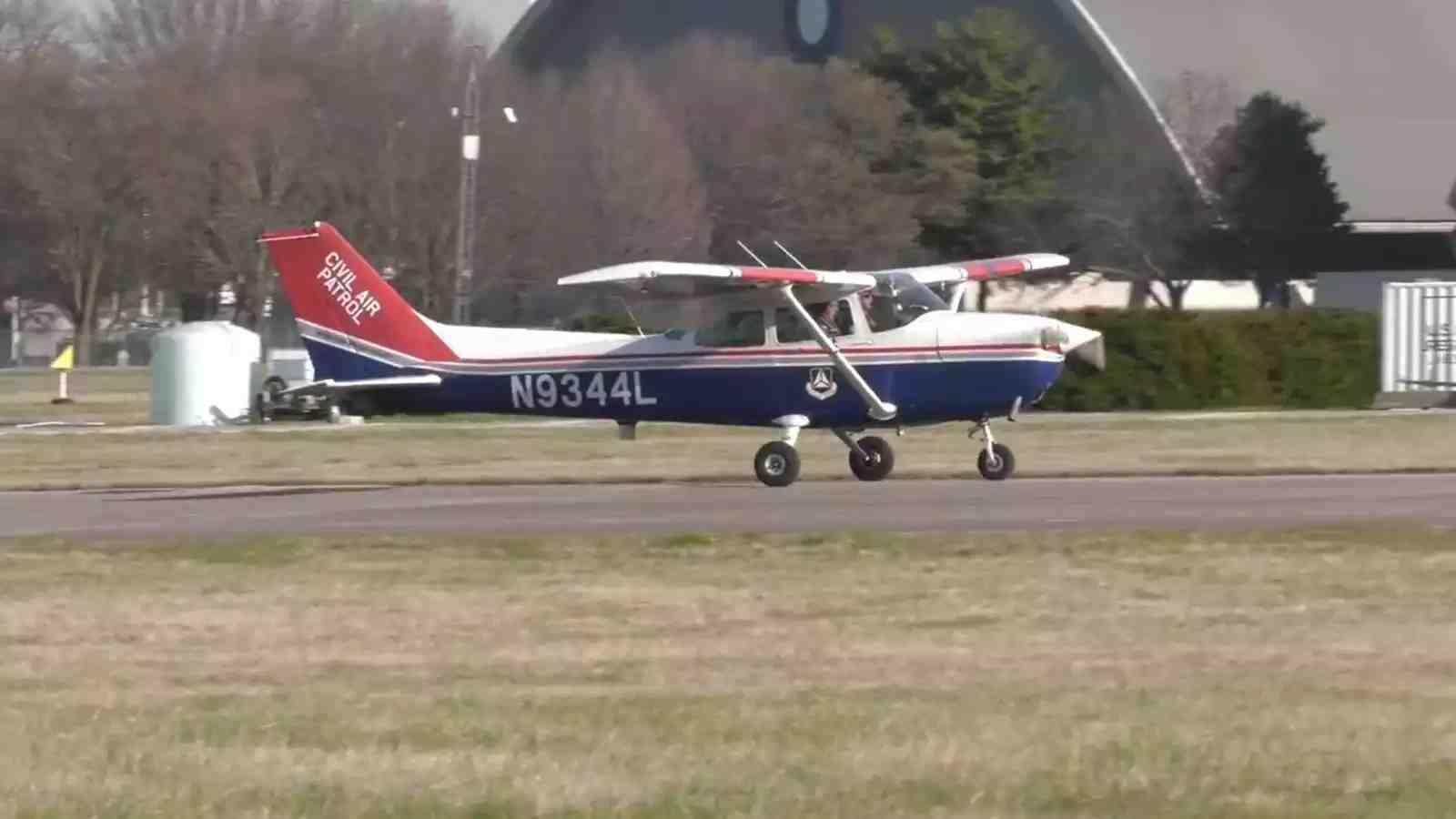Arrivée du Cessna Skyhawk N9344L de la Civilian Air Patrol au National Museum de l'USAF.