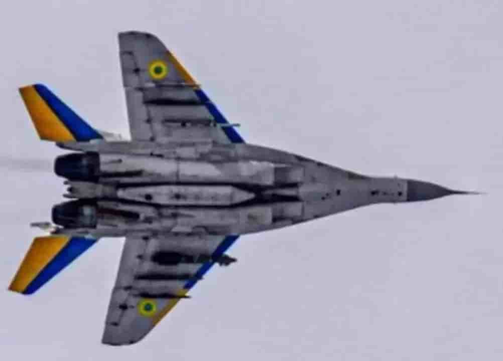 MiG-29 ukrainien équipé d'une bombe propulsée AASM Hammer lors d'un passage en basse altitude.
