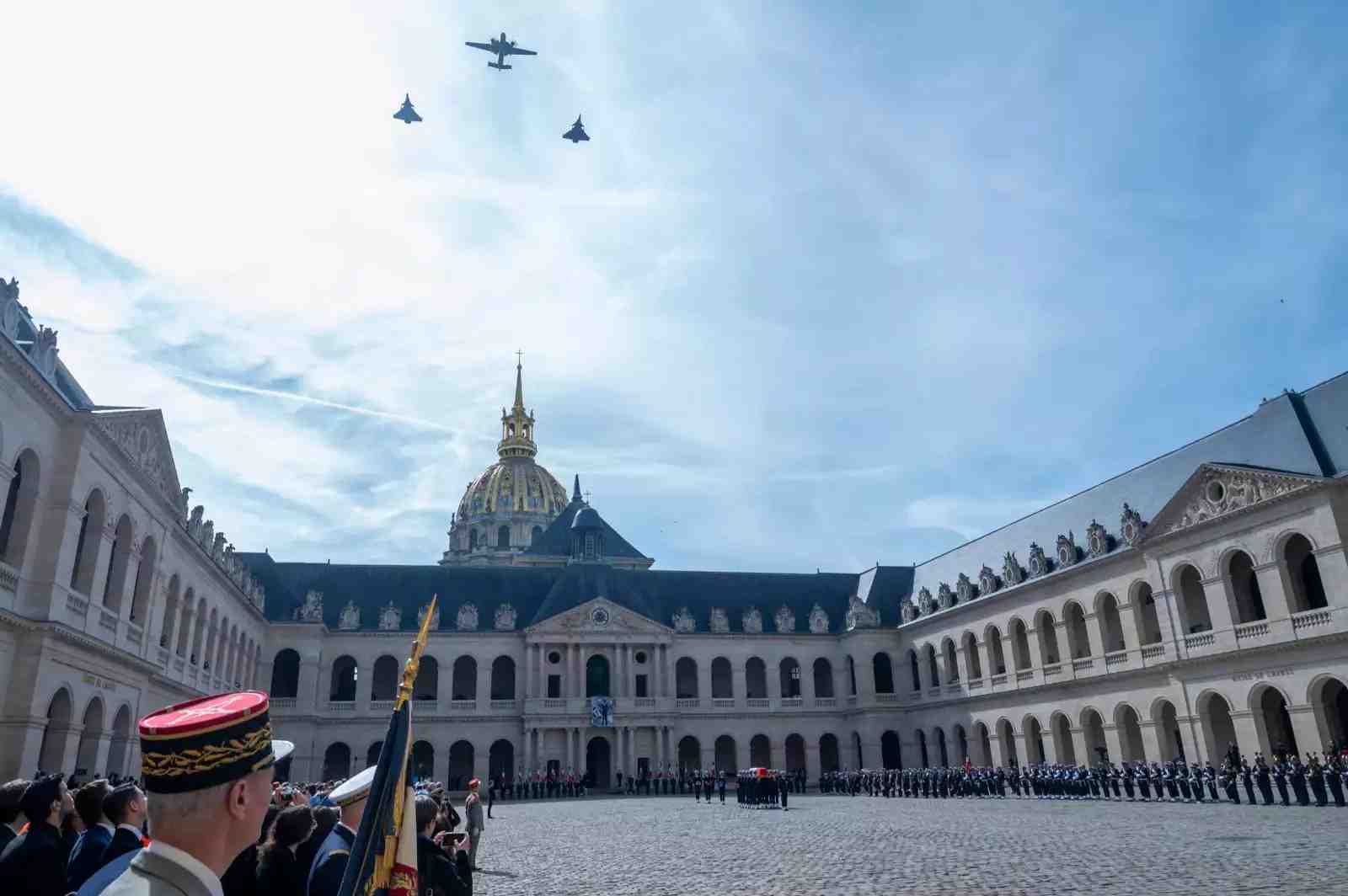 Low pass d'un E-2C Hawkeye et de deux Rafale M durant l'hommage national rendu à l'amiral Philippe de Gaulle dans la cour des Invalides.