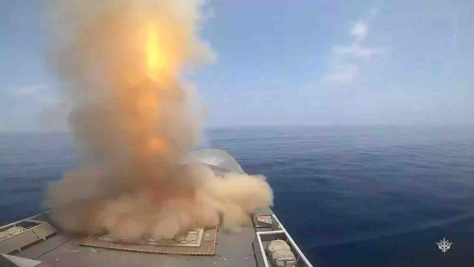 Premier tir d'un missile Aster lors d'une interception d'un missile balistique houthi depuis la FREMM DA Alsace.