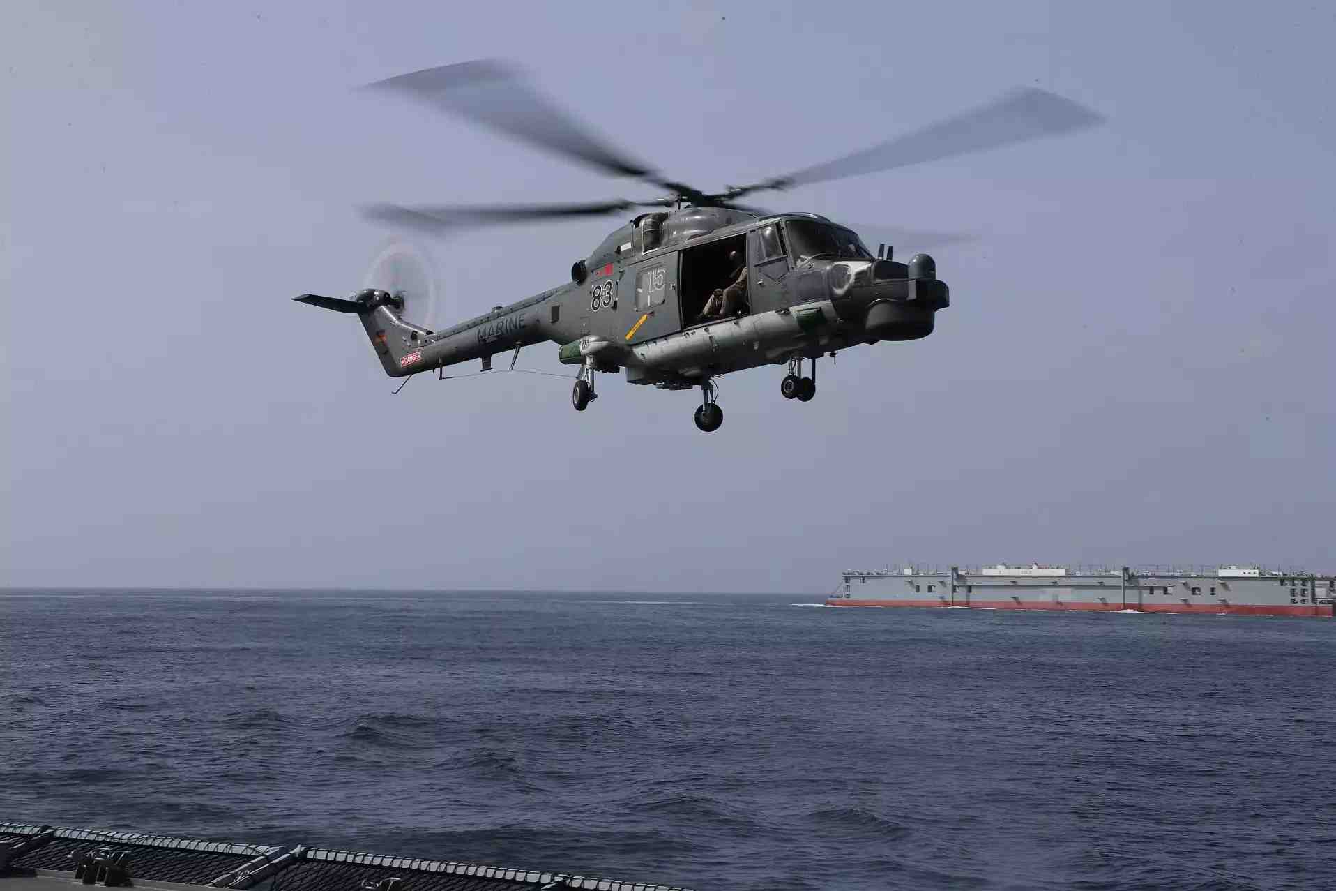 Sea Lynx Mk 88A (83+15) de la Deutsche Marine décollant depuis la frégate Hessen durant une escorte de navire au large du Yémen.