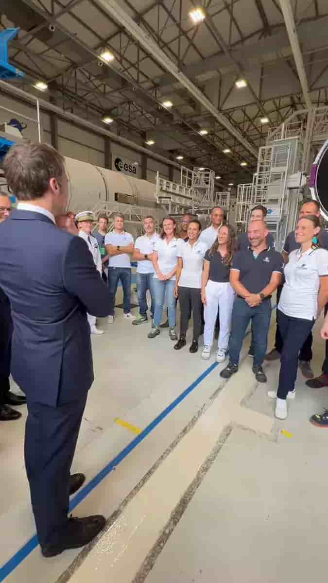 Le président de la République avec les équipes Ariane 6 au Centre spatial guyanais