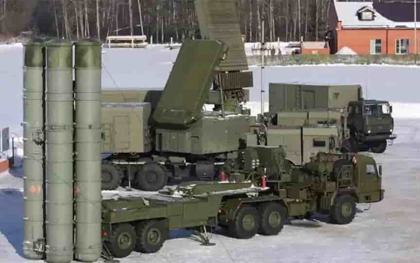 Lanceur S-400 avec un radar de suivi de cibles 92N6E (Grave Stone), un radar d'acquisition 96L6E (Cheese Board) et un poste de commandement 55K6E.