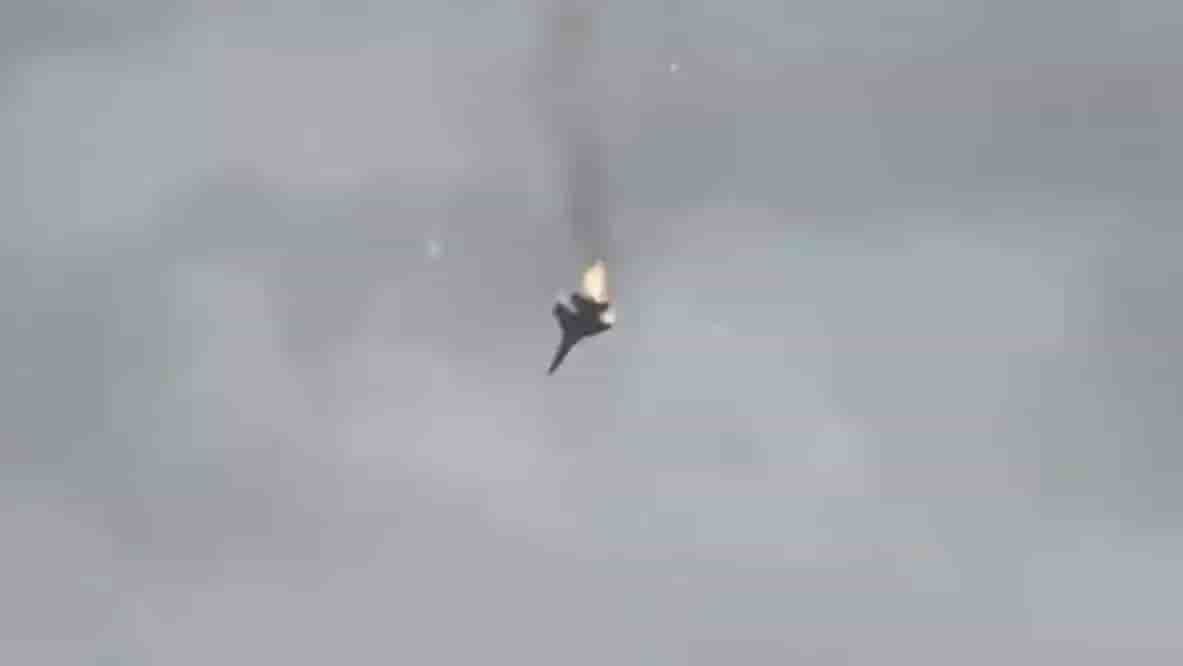 Avion de combat russe de type Flanker (Su-27 ou Su-35) abattu par la défense antiaérienne de Sébastopol (28 mars 2024).