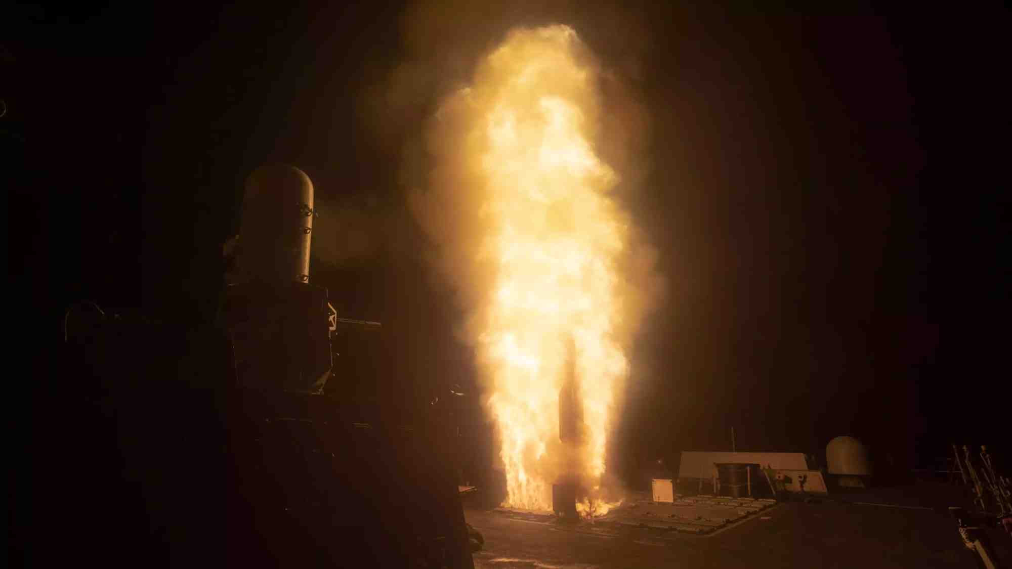 Tir d'un missile SM-6 Dual II SWUP depuis le destroyer lance-missiles USS Preble dans le cadre d'un essai d'interception d'un MRBM (essai FTM-32) (28 mars 2024).
