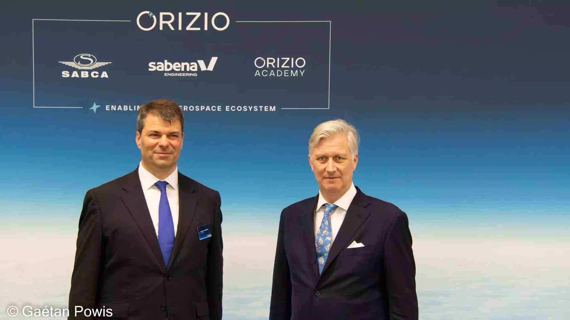 Stephane Burton, CEO d'Orizio, et le roi Philippe durant sa visite de la SABCA à Bruxelles le 26 mars 2024.