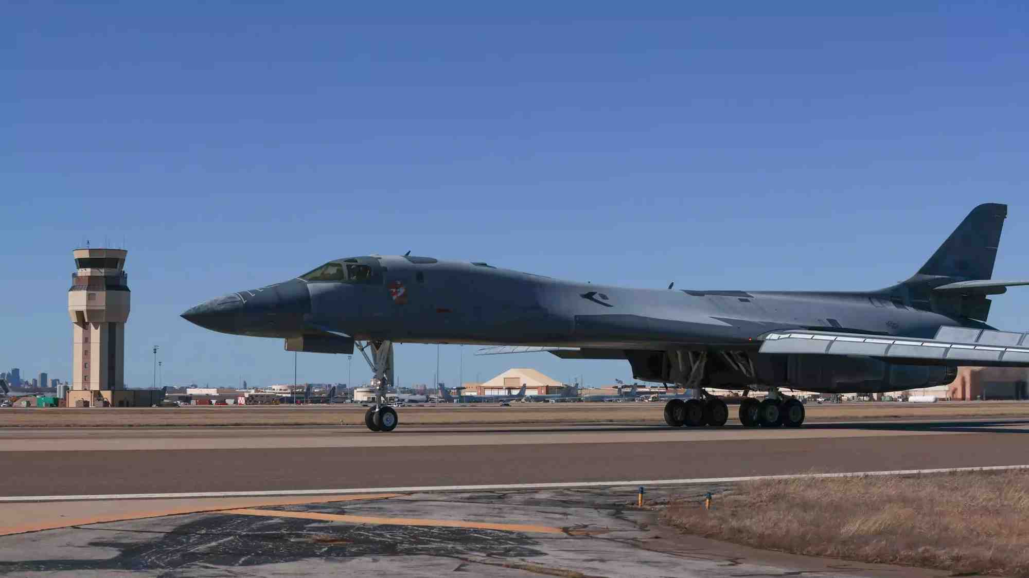 B-1B Lancer "Lancelot" arrivé à Tinker en vue d'être remis en service après être sorti du stockage de l'AMARG (8 février 2024).