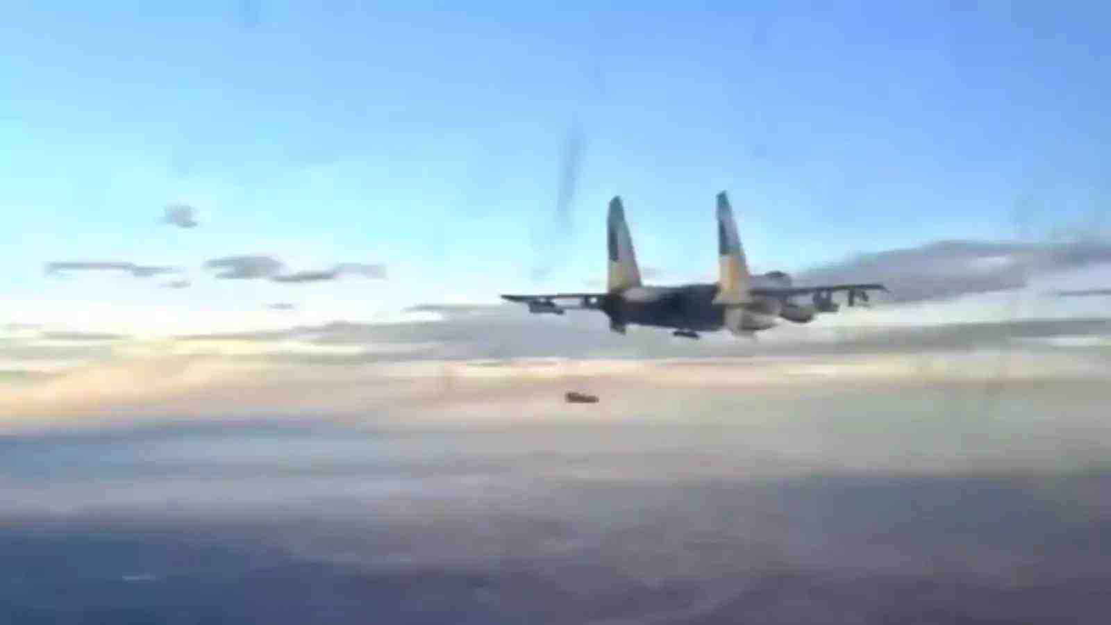 Su-27 Flanker ukrainien larguant une bombe propulsée AASM.
