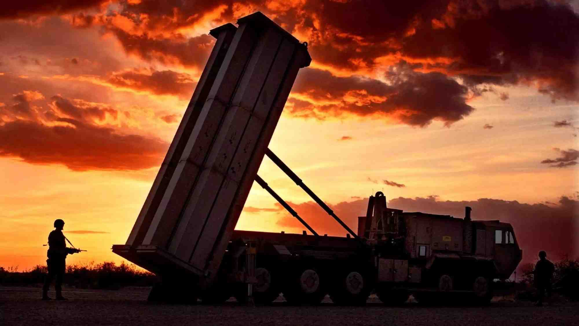 Système antimissile balistique THAAD devant un coucher du soleil.