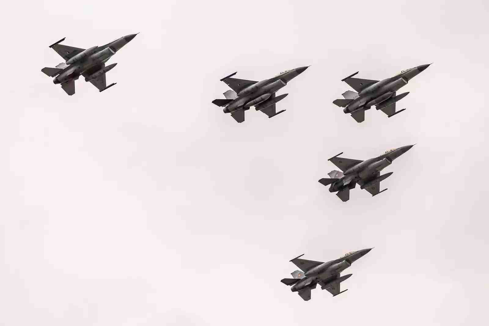 Arrivée d'un F-16AM et de deux F-16BM à l'EFTC, accueillis par deux F-16 roumains.