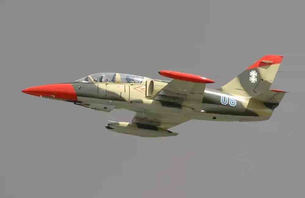 L-39ZA Albatros lituanien (06 Blue), reconnaissable avec son canon GSh-32 dans un pod situé sous le cockpit.