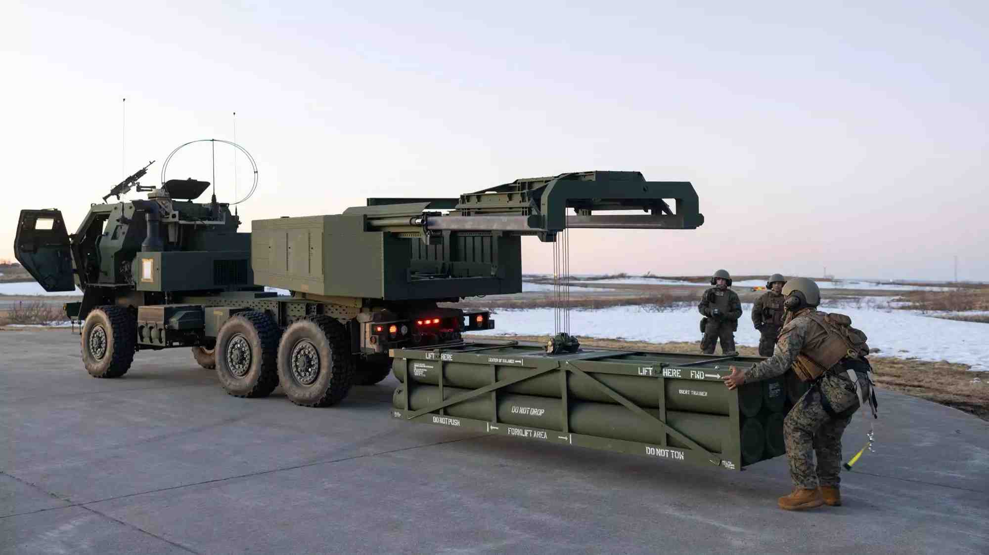 Rechargement d'un M142 HIMARS du 2e bat, 10e Marines, 2e division de Marines lors d'un Fire Raid simulé sur la base aérienne norvégienne d'Andøya (11 avril 2023).