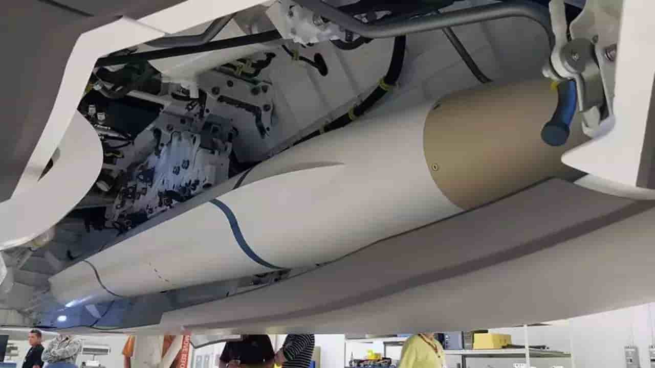 Missile anti-radar AARGM-ER dans la soute d'un F-35 Lightning II.