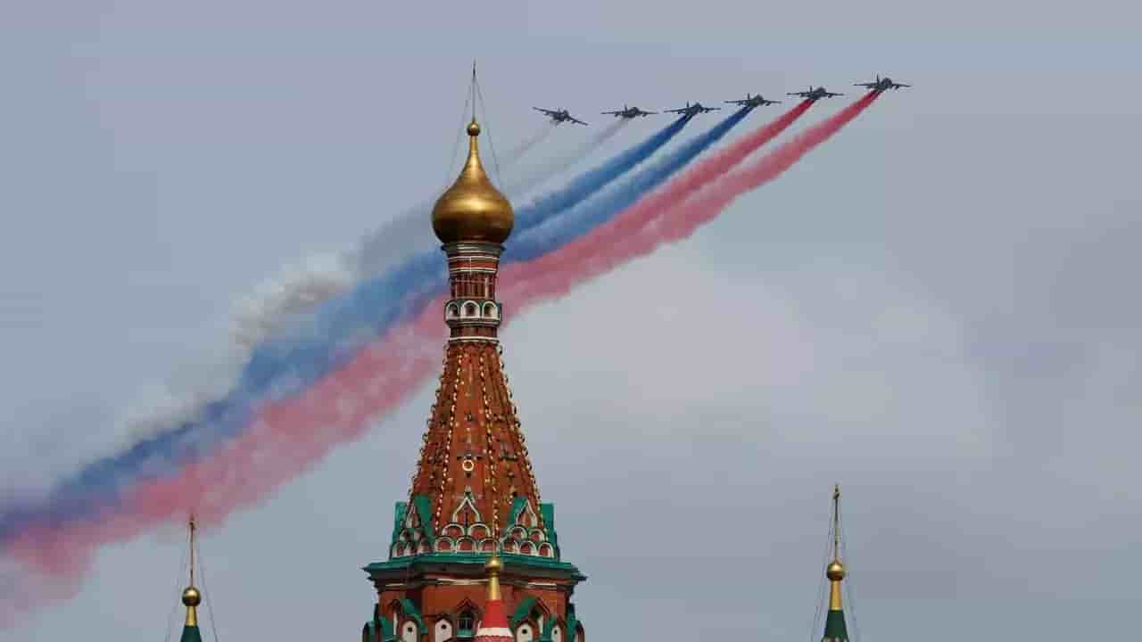 Après les Chevaliers russes et la patrouille Swifts, deuxième et dernière formation du défilé aérien, composée de six avions d'attaque Su-25 Frogfoot.