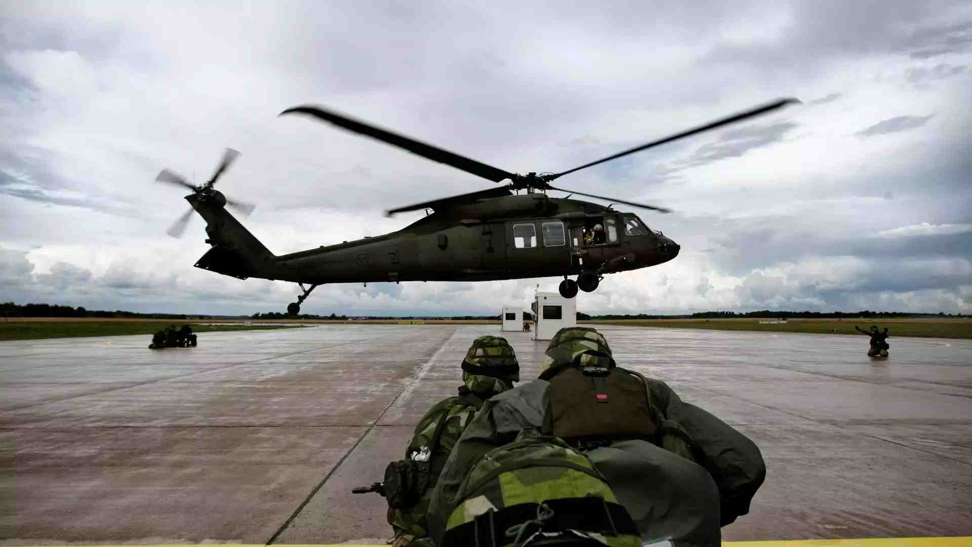 Atterrissage d'un hélicoptère de transport moyen UH-60M suédois durant un entrainement.