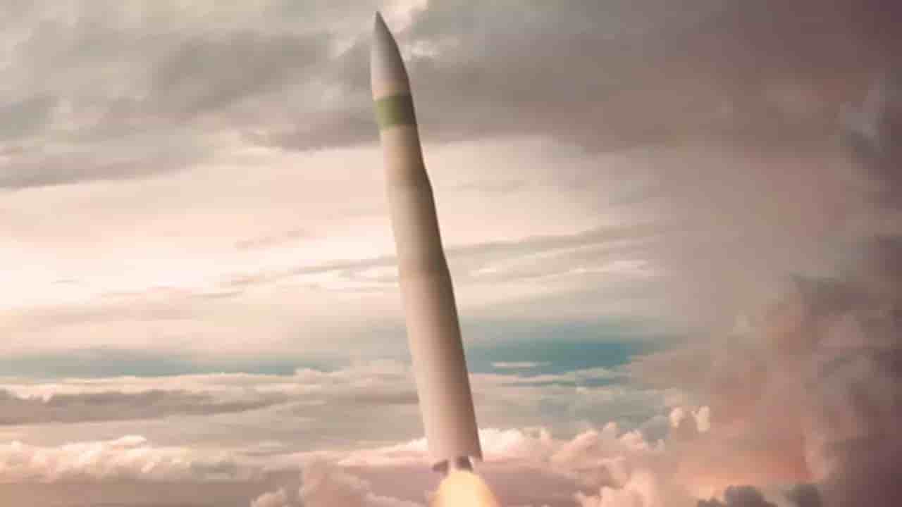 Représentation du lancement d'un missile balistique intercontinental LGM-35A Sentinel.